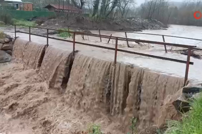 Bursa'da aşırı yağışlar köprüyü trafiğe kapattı
