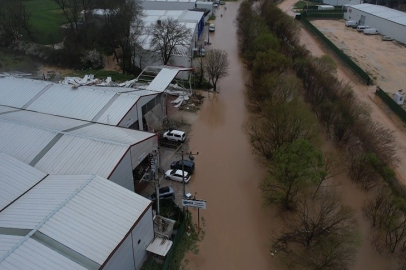 Bursa'da dere taştı... Araçlar mahsur kaldı