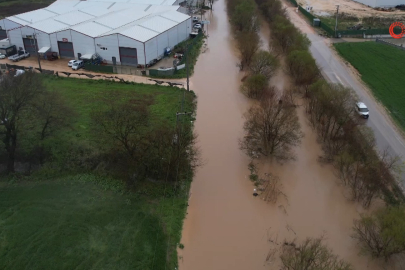 Bursa'da dere taştı... Araçlar mahsur kaldı