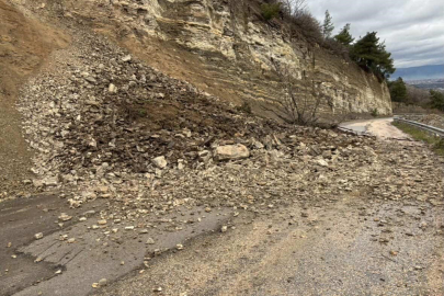 Bursa'da heyelan: Yol ulaşıma kapandı
