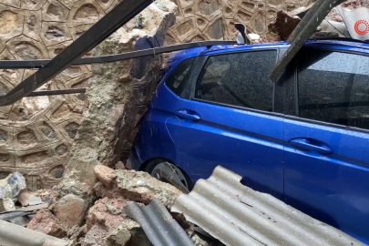 Bursa'da sağanak yağış etkili oldu: İstinat duvarı çöktü