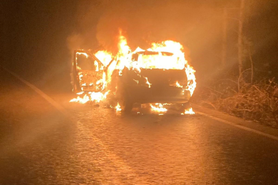 Bursa'da seyir halindeki otomobil alev alev yandı