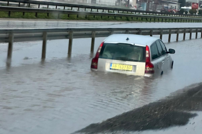 Bursa'da su birikintisine giren otomobil mahsur kaldı