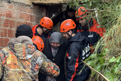 Bursa'da toprak kayması nedeniyle evinde mahsur kalan kadın kurtarıldı