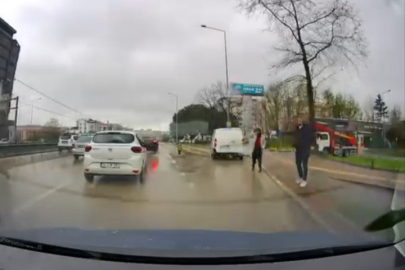 Bursa'da yol verme kavgası: 3 kişi sürücüye saldırdı