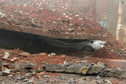 İstanbul'u sağanak vurdu: Metro ve yollar su altında kaldı, duvar çöktü