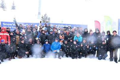 Osmangazi'den Uludağ'da nefes kesen kar voleybolu şöleni