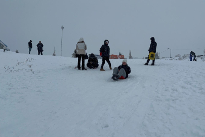 Uludağ'da kar yağışı etkili oldu: Günübirlikçiler zirveye akın etti