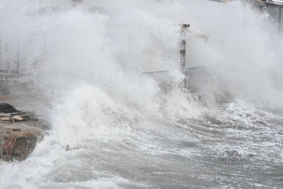 Gökçeada ve Bozcaada feribot seferlerine fırtına engeli