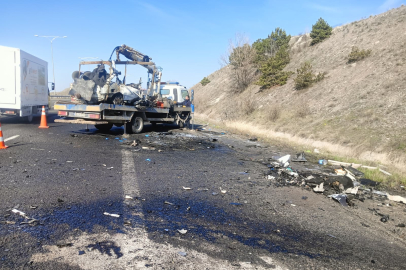 İki araç kafa kafaya çarpıştı: 5 ölü