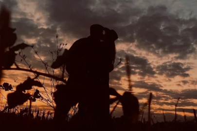 Çağatay Ulusoy, sevgilisi Aslıhan Malbora için gitar çaldı