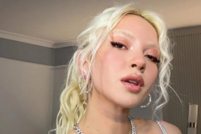 Ece Seçkin'in sahne tarzı gündem oldu! Kostümü eleştirildi