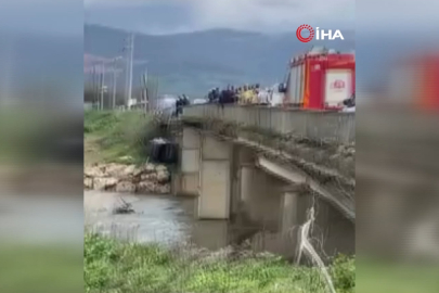 Bursa'da 3 araç birbirine girdi, 1'i dereye uçtu: 4 yaralı