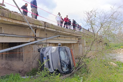 Bursa'da 3 araç birbirine girdi, 1'i dereye uçtu: 4 yaralı