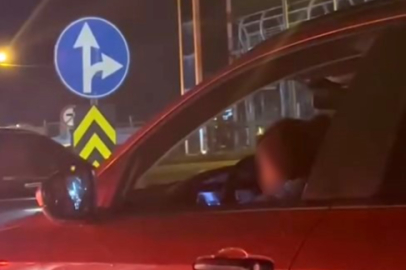 Bursa'da kucağında çocukla araç kullanan sürücüye tepki yağdı