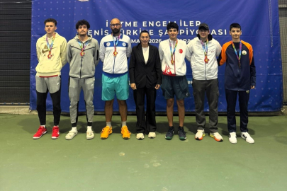 Osmangazi’nin şampiyon raketlerinden büyük başarı