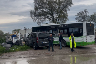 Bursa’da belediye otobüsü ile kamyon çarpıştı: 2 yaralı