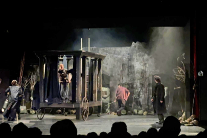 Bursa'da "Cesaret Ana ve Çocukları" oyunu sahnelendi