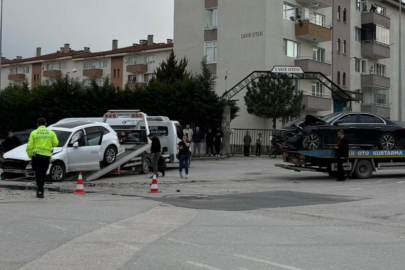 Bursa’da iki otomobil çarpıştı: 2 yaralı