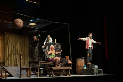 Bursa'da "Büyük İskender'in Atı" oyunu sanatseverlerle buluştu