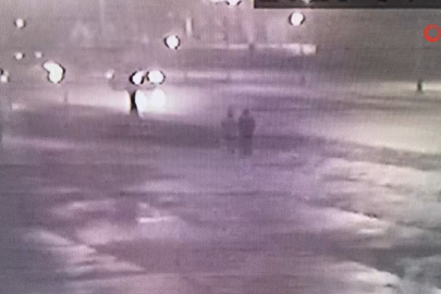 Düşürdüğü telefonu alırken otomobil çarptı: O anlar kamerada