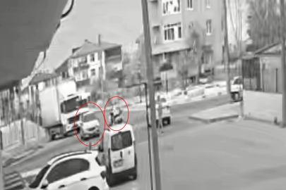 Otomobille çarpışarak, motosikletten fırladı: Yürekleri ağza getiren kaza kamerada