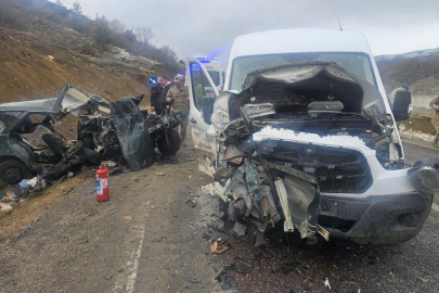 Servis minibüsüyle otomobil çarpıştı: 1 ölü, 9 yaralı