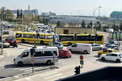 Bursa’nın en işlek noktasında kaza: İki otobüs çarpıştı