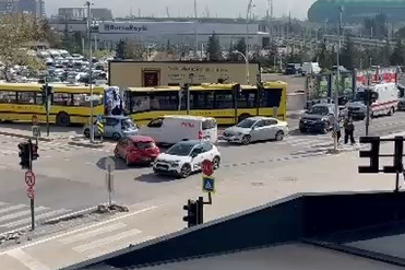Bursa’nın en işlek noktasında kaza: İki otobüs çarpıştı