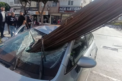 Korkunç kaza! İnşaat demirleri otomobile ok gibi saplandı