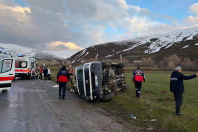 Minibüs devrildi: 11 kişi yaralandı