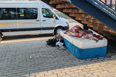 Bursa’da üst geçit altında yaşam mücadelesi dikkat çekti