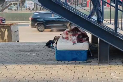 Bursa’da üst geçit altında yaşam mücadelesi dikkat çekti