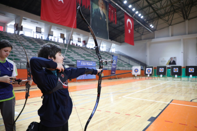 İnegöl’de okçuluk heyecanı: 34 öğrenci hedefi vurdu!