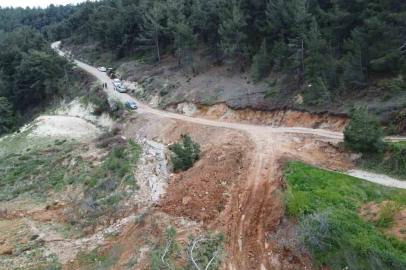 Yol çöktü, mahalleli 3 aydır tarlasına yürüyerek gidiyor