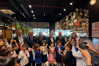 Bursa'da ilkokul öğrencisi minik ressam Defne, ilk sergisini açtı