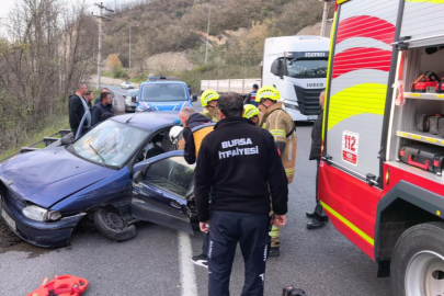 Bursa'da otomobil bariyerlere çarptı: 2 yaralı