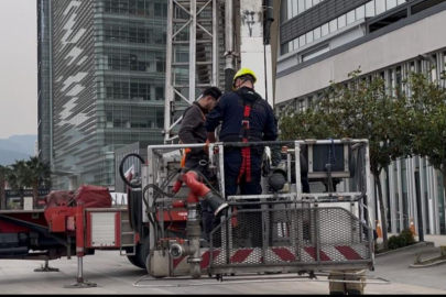 Dış cephede cam silerken asansör sistemi arıza yapınca mahsur kaldılar: İtfaiyenin müdahalesiyle kurtarıldılar