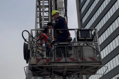 Bursa'da dış cephede cam silerken asansör sistemi arıza yapınca mahsur kaldılar