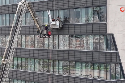 Bursa'da dış cephede cam silerken asansör sistemi arıza yapınca mahsur kaldılar
