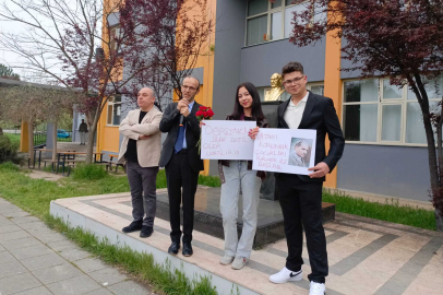 Bursa'da öğretmen ve öğrenciler çiçeklerle karşılandı