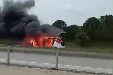 Bursa'da seyir halindeki otomobil alev aldı