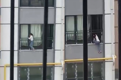 Camdan çıkarak korkulukta gezinen çocuk, yürekleri ağza getirdi