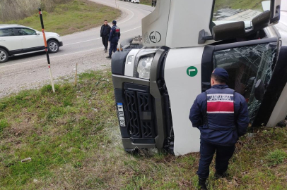 İnegöl'de su yüklü tır yamaca devrildi: 1 yaralı