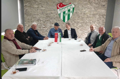 Bursaspor'un unutulmaz kaptanı Özden'in kitabı öğrencilere dağıtıldı