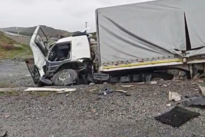 Otomobil tıra çarptı: 2 ölü, 1 yaralı