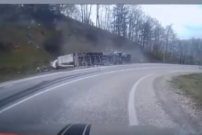 Virajı alamayan tır devrildi, sürücü yaralandı: Kaza anı kamerada
