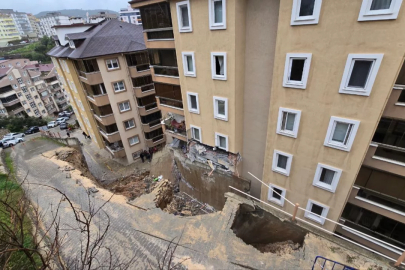 Bursa'da istinat duvarı çöktü: 2 araçta hasar oluştu