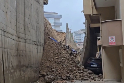 Bursa'da istinat duvarı çöktü: 2 araçta hasar oluştu