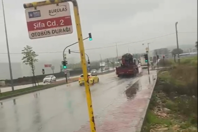 Sağanak yağış vatandaşı çileden çıkardı! Yolçatı Kavşağı’nda su birikintisi tepki çekti
